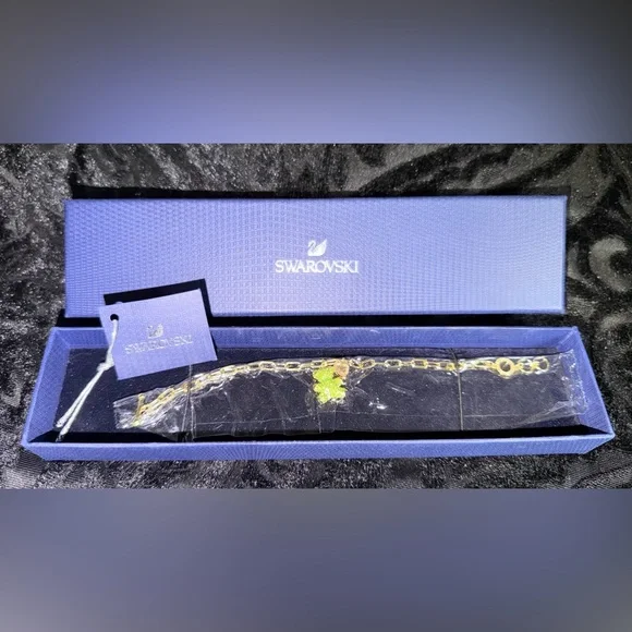 Swarovski Green Teddy bear bracelet-
Retail $179 - NEW IN BOX - Picture 6 of 6